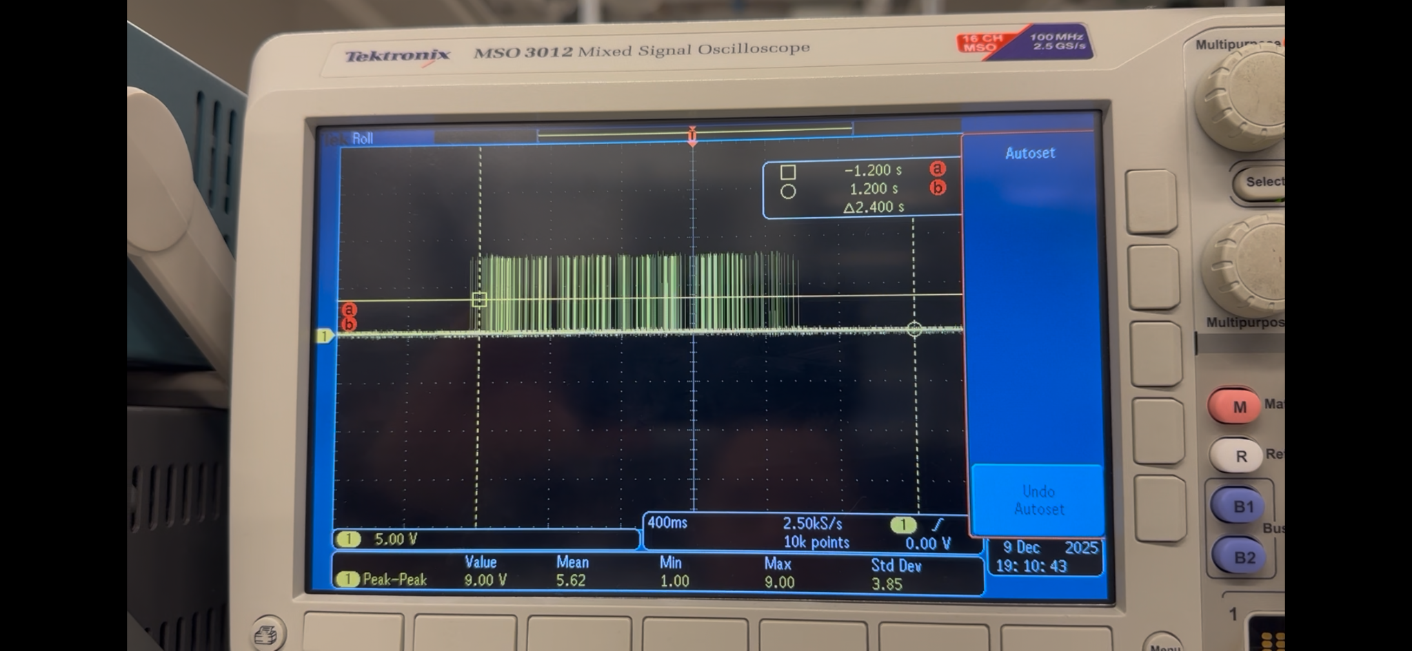 Railed comparator output waveform