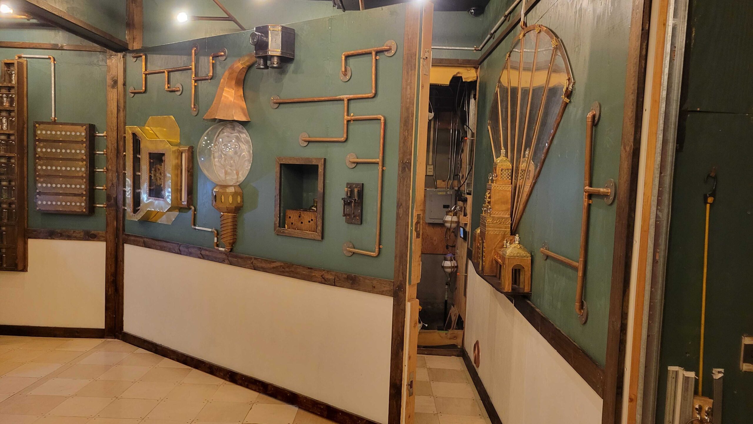 Second swinging wall, disengaged from mechanism, mid-position